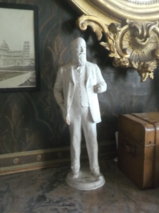 Statuette d'Angelo Mariani réalisée par Théodore Rivière présente à Maillane.