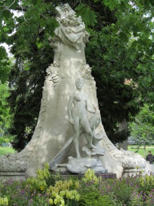 Aujourd'hui la statue d'Armand Silvestre par Théodore Rivière n'existe plus. 